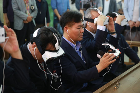 지난 15일 안동에서 열린 옥연정사 HMD용 VR 시연회에서 체험 참가자들이 HMD를 착용하고, 400여 년 전 옥연정사에 있는 듯한 가상현실을 즐기고 있다. 경북도 제공