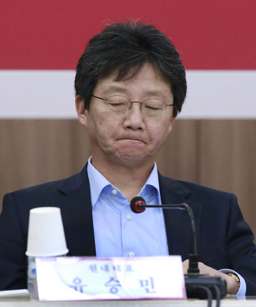 새누리당 유승민 원내대표가 29일 경기도 평택시 평택상공회의소에서 열린 최고위원회의에서 굳은 표정을 보이고 있다. 연합뉴스