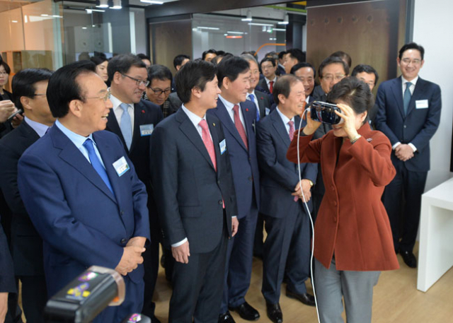 지난해 12월 출범한 구미와 포항의 창조경제혁신센터를 중심으로 김관용 도지사는 제조업 공정혁신, 창업지원, 신사업 육성, 전통문화 자산의 산업화, 농업의 6차 산업화에 나섰다. 창조센터가 지역 내 2곳에 동시 개설된 곳은 경북이 유일하다.