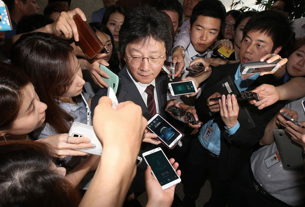 새누리당 유승민 원내대표가 1일 오전 국회에서 비공개로 열린 최고중진연석회의를 마친 뒤 취재진의 질문에 답하고 있다. 연합뉴스