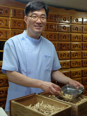 대구 약전골목 내 홍익한의원 이재욱 원장이 올여름 수인성 전염병 예방에 좋은 한약재로 