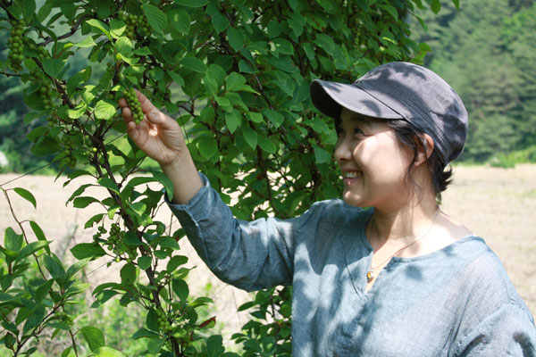 2003년 봉화로 귀농한 김현희 씨. 유기농 오미자 발효효소를 개발해 농장주로 지내며 성공, 여성 귀농인의 본보기가 되고 있다. 전종훈 기자