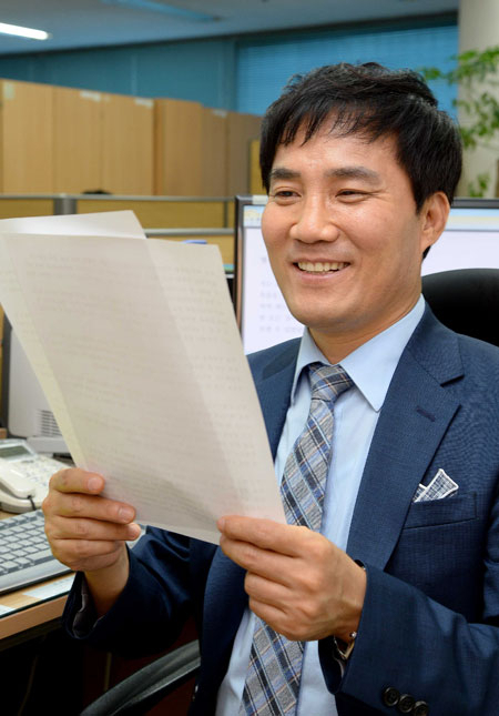 30일 오후 성서경찰서 보안계 윤흥용 경위가 탈북 여성으로부터 받은 감사 편지를 읽고 있다. 김영진 기자 kyjmaeil@msnet.co.kr