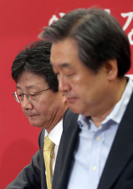 2일 오전 국회에서 열린 새누리당 최고위원회의에서 김무성 대표와 유승민 원내대표가 굳은 표정으로 회의장에 입장하고 있다. 연합뉴스