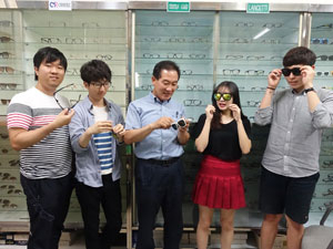 대구가톨릭대 Eyewear사업단 소속 학생들이 자신들의 아이디어로 상품화한 탈부착식 클립안경테를 써보고 있다. 대구가톨릭대 제공