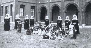 백백합보육원 아이들과 함께.(1915년)
