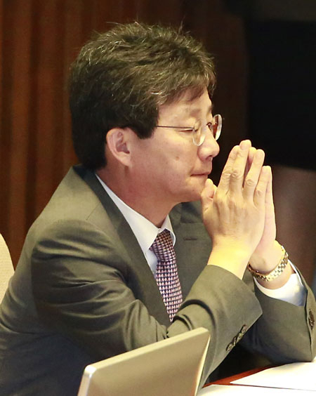 새누리당 유승민 원내대표가 6일 국회 본회의장에서 국회법 개정안 재의안 표결과 관련해 정의화 의장의 발언을 듣고 있다. 연합뉴스