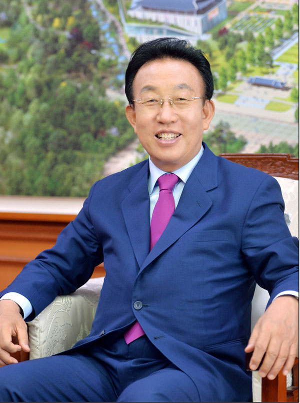 1995년 구미시장으로 대한민국 지방자치 역사를 열었던 주인공 김관용 경북도지사. 6선 고지에 오르면서 대한민국 지방자치 20년 역사의 산증인으로 올라섰다. 그는 