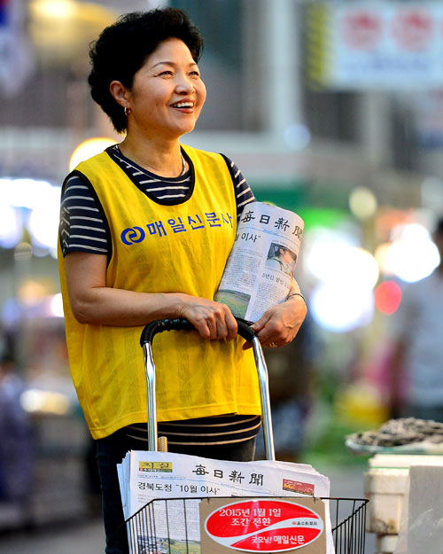 21년째 매일신문을 배달하고 있는 이순희 씨가 이웃과 인사를 나누며 환하게 웃고 있다. 정운철 기자 woon@msnet.co.kr