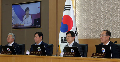 박근혜 대통령이 7일 오전 정부세종청사 국무회의장과의 영상 국무회의에서 모두 발언을 통해 