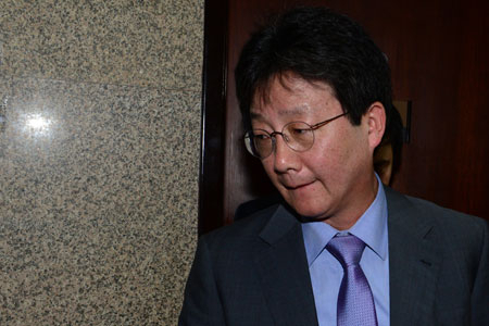 새누리당 유승민 원내대표가 7일 국회에서 자신의 거취 논의를 위해 열린 긴급 최고위원회 도중 나오고 있다. 연합뉴스
