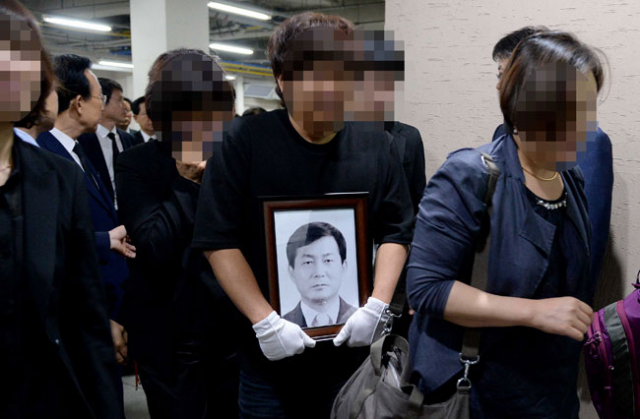 중국 연수 중 버스사고로 숨진 고 정광용 경북도 서기관의 영정이 6일 오후 대구의료원 국화원으로 들어오자 유가족들이 오열하고 있다. 경북도는 오는 8일 오전 7시 발인에 이어 오전 8시 30분 도청 앞마당 노제를 거쳐 의성군 선영에 고인을 안장할 예정이다. 김영진 기자 kyjmaeil@msnet.co.kr
