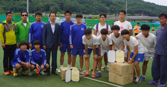 제13회 경북연합회장기 족구대회에서 우승한 각 부문 선수단이 시상식을 한 뒤 포즈를 취했다. 경북생활체육회 제공