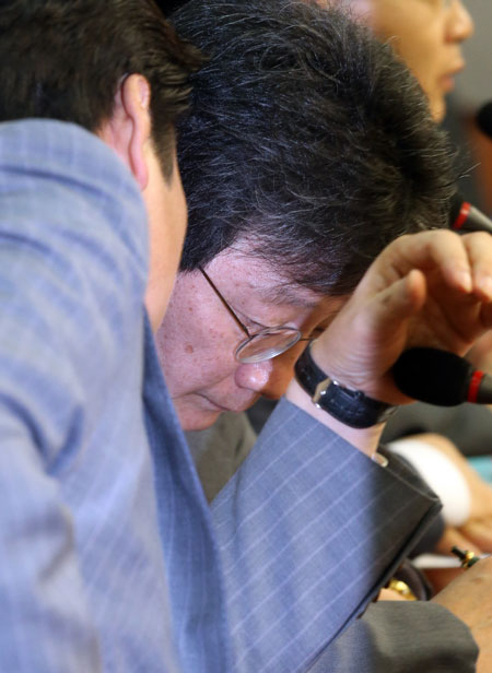 7일 국회 의원회관에서 열린 새누리당 원내대책회의에서 유승민 원내대표가 원유철 정책위의장과 귀엣말을 하고 있다. 연합뉴스
