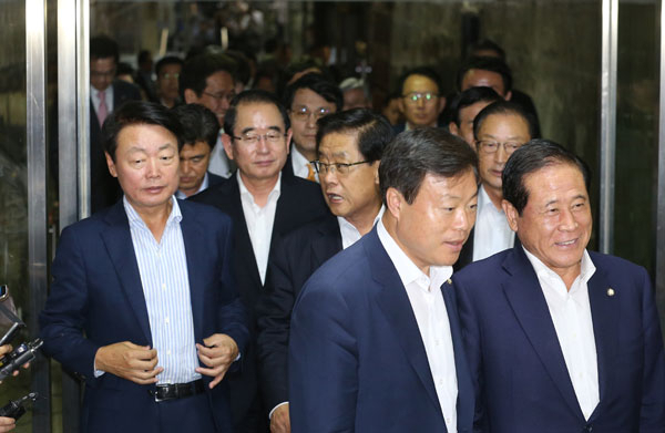 새누리당 한선교, 김태환, 이한성, 배덕광 의원 등이 8일 국회에서 열린 긴급 의원총회에서 