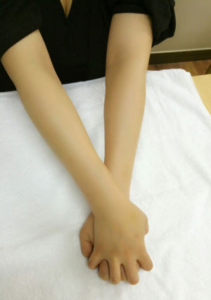 여름철엔 팔, 다리 등 옷에 가려져 있던 숨은 털들을 제거하는 것이 여성들에겐 중요한 미용 중 하나다. 요즘은 왁싱 도구들이 잘 개발돼, 셀프 왁싱을 하는 이들도 많다. 수203 뷰티 제공