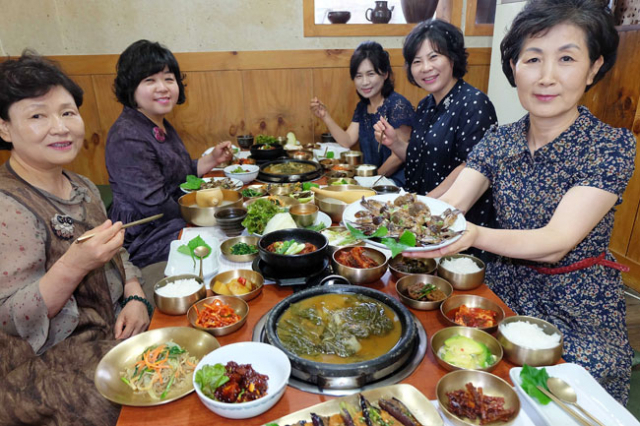 지정다례원 지회장들은 고향차밭골에서 차밭골정식과 약선 게장 등 먹음직스러운 음식을 앞에 두고 기대에 찬 표정을 지었다.