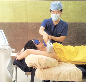 다한증의 양방 치료는 약물치료부터 수술까지 다양한 치료방법이 있다. 중요한 것은 치료를 받기 전 의사와 상담을 먼저 거치는 것이다. 매일신문 DB
