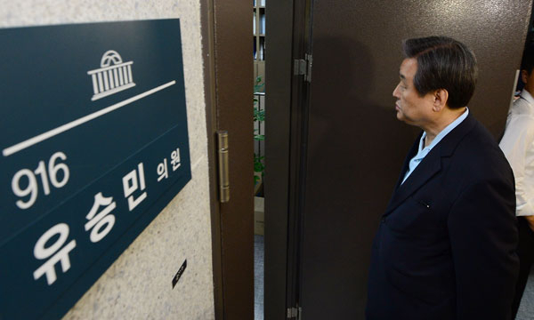 새누리당 김무성 대표가 8일 국회에서 의원총회를 마친 뒤 사퇴 권고 결정을 전달하기 위해 유승민 원내대표 의원실로 향하고 있다. 연합뉴스