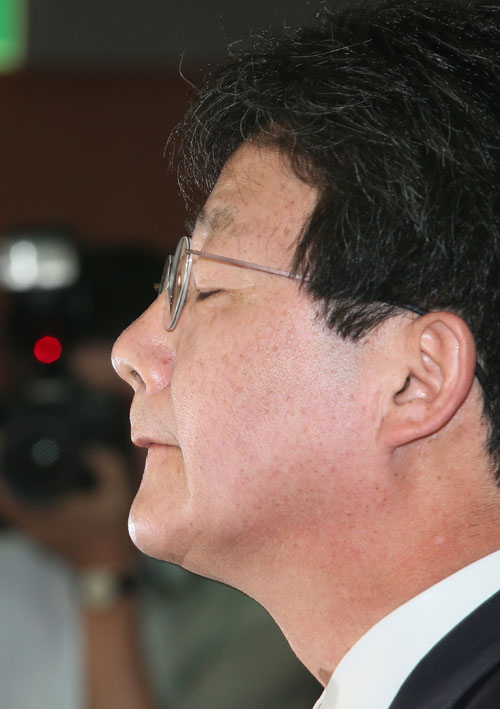 새누리당 유승민 원내대표가 8일 국회 정론관에서 사퇴 기자회견 도중 착잡한 표정을 짓고 있다. 연합뉴스