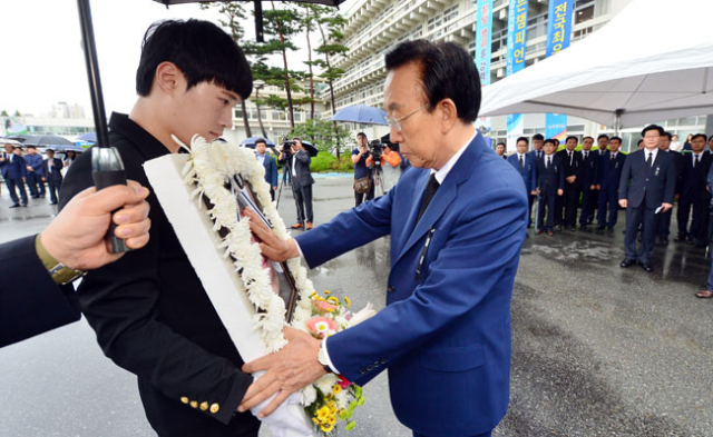중국 지린성 지안에서 연수 중 버스사고로 숨진 경북도 정광용 서기관의 영결식이 8일 도청 앞마당에서 열렸다. 경북도 제공
