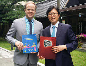 맷 브리튼(왼쪽) 뉴욕뮤지컬시어터페스티벌 마케팅 총괄 디렉터와 배성혁 대구국제뮤지컬페스티벌 집행위원장. 대구국제뮤지컬페스티벌 사무국 제공