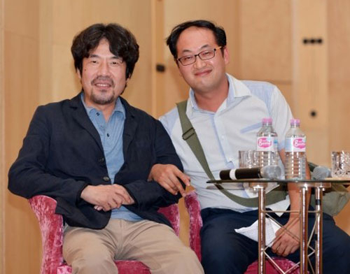 머리 큰 연예인으로 유명한 영화배우 오달수와 기자가 3년 전 인터뷰 때 찍은 사진. 둘 다 