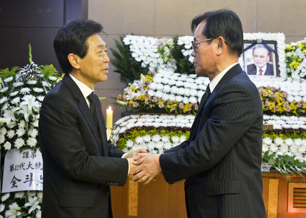 10일 오전 고 이윤석 화성산업 명예회장의 빈소(대구가톨릭대학병원 장례식장)를 찾은 박철언(오른쪽) 전 장관이 이인중 회장을 위로하고 있다. 우태욱 기자 woo@msnet.co.kr