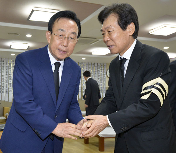 10일 오전 고 이윤석 화성산업 명예회장의 빈소(대구가톨릭대학병원 장례식장)를 찾은 김관용(왼쪽) 도지사가 이인중 회장을 위로하고 있다. 우태욱 기자 woo@msnet.co.kr