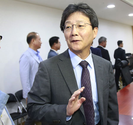 새누리당 유승민 전 원내대표가 10일 국회 의원회관에서 열린 지역구 공약 점검 간담회에 참석하고 있다. 연합뉴스