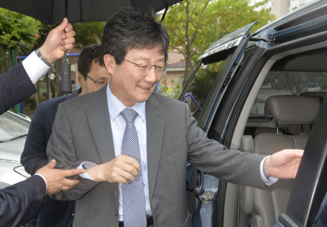원내대표 사퇴 후 대구를 처음 방문한 유승민 의원이 12일 오전 동구 용계동 자택을 나서고 있다. 우태욱 기자 woo@msnet.co.kr