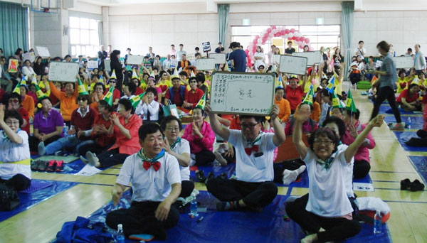 대구내일학교가 만학도들을 위한 학력인정기관으로 뿌리를 내려가고 있다. 대구내일학교에서 지난달 열린 골든벨 행사 모습. 대구시교육청 제공