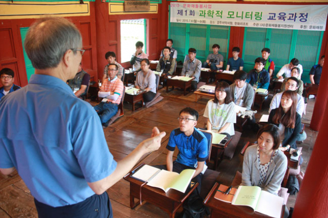 참가자들이 안정헌 사진작가의 문화재 사진 촬영기법 강연을 듣고 있다.