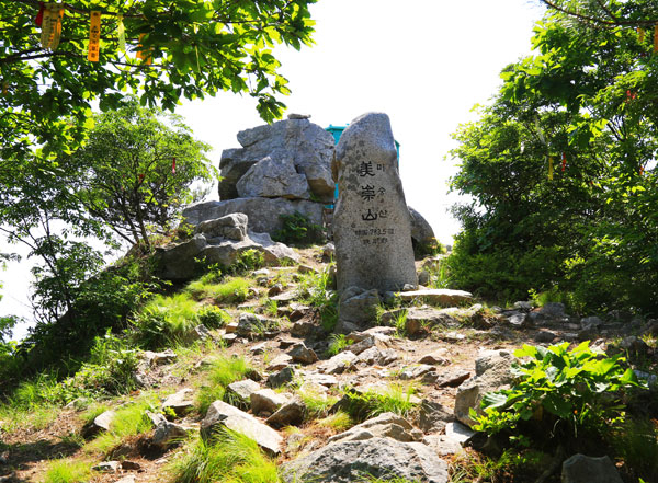미숭산(733.5m) 정상과 달각바위. 주변에는 산성의 흔적으로 성돌들이 흩어져 있다.