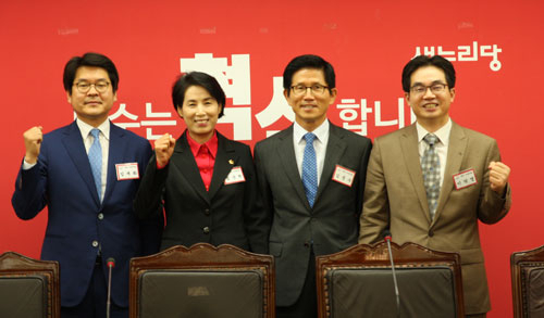 새누리당은 13일 대구 수성갑 조직위원장 공모에 지원한 후보 5명에 대해 면접심사를 했다. 면접 전에 임재화 법무법인 반석 대표변호사, 정순천 대구시의회 부의장, 김문수 전 경기도지사, 이덕영 하양중앙내과 대표원장(왼쪽부터)이 파이팅을 외치고 있다. 강은희 국회의원(비례대표)은 기념촬영에서 빠졌다. 새누리당 제공