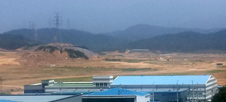 구미 4국가산업단지 확장단지 조성 공사 현장. 245만7천㎡ 규모로 내년 완공 예정이다. 구미시는 이곳에 복합쇼핑몰 유치를 검토했으나 민원 등의 이유로 검토를 중단했다. 이창희 기자