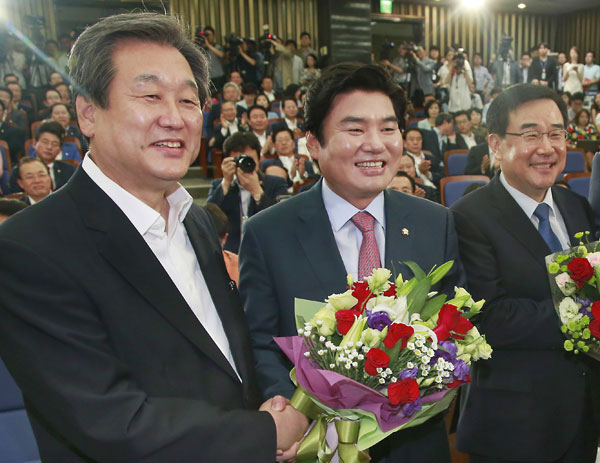 14일 오전 국회에서 열린 새누리당 의원총회에서 합의추대된 원유철(가운데) 원내대표와 김정훈(오른쪽) 정책위의장이 김무성 대표 등으로부터 축하 꽃다발을 받고 기념촬영하고 있다. 연합뉴스