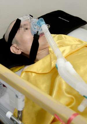 5년 전부터 근육병을 앓고 있는 전현수 씨는 사지가 마비돼 온종일 침대에 누워 허공만 바라보고 있다. 김영진 기자 kyjmaeil@msnet.co.kr