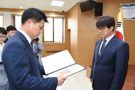 박현규 주무관이 최근 이희진 영덕군수로부터 근정포장을 받고 있다. 영덕군 제공
