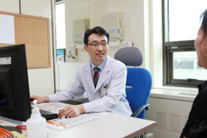 박근규 경북대병원 내분비내과 교수가 환자를 진료하고 있다. 경북대 병원 제공