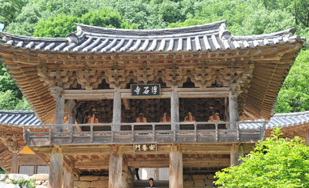 부석사 안양루에는 이승만 대통령이 쓴 친필 현판 浮石寺(부석사), 그리고 처마밑 포와 포 사이에 공포불이 자리하고 있다. 영주시 제공