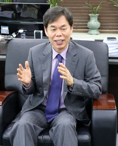 신흥묵 한국한방산업진흥원장은 한의학을 과학화