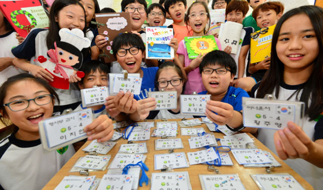 13일 오후 대구 월서초등학교 5학년 교실에서 아이들이 꿈 명찰과 꿈 책 등을 보여주며 미래에 대한 꿈을 키워 나가고 있다. 정운철 기자 woon@msnet.co.kr