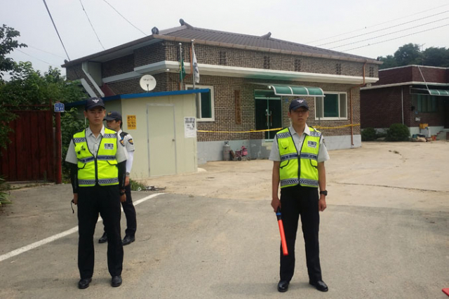 지난 14일 사이다를 마신 할머니 6명이 숨지거나 혼수 상태에 빠진 상주 공성면 금계1리 마을회관. 누군가 고의로 사이다에 살충제를 넣었을 가능성이 제기되면서 평화로운 농촌 마을에 살벌한 기운이 감돌고있다. 고도현 기자