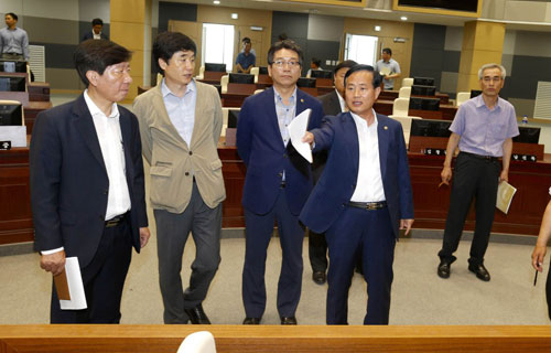 경북도의회 장대진 의장과 홍진규 운영위원장은 15일 도의회 신청사 현장을 찾아 9월까지 마무리 공사를 모두 끝내달라고 당부했다. 경북도의회 제공