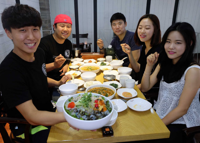 추천메뉴인 전복죽과 오징어순대. 전복죽은 걸쭉한 맛이 일품이며, 오징어순대는 속이 꽉 차있다. (오른쪽)김성은 대표
