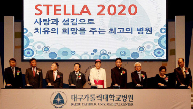 개원 35주년을 맞은 대구가톨릭대병원은 15일 대구문화예술회관에서 지역 최고 의료기관으로 도약하기 위한 비전 선포식을 가졌다. 선포식에서 천주교대구대교구교구장 조환길(가운데) 대주교를 비롯한 내빈들이 비전 선포를 알리는 버튼을 누르고 있다. 김영진 기자 kyjmaeil@msnet.co.kr