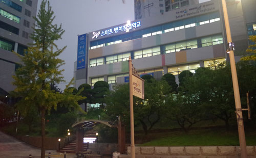 밤에도 창업 열기로 불이 꺼지지 않는 대구 스마트벤처창업학교.
