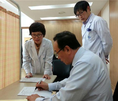 의료환경이 좋지 못한 영양군에 매달 경북대병원 의료진이 찾아와 진료하고 있다. 경북도의회 제공