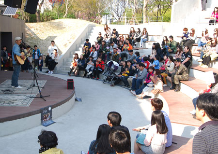 지난 4월 김광석길에서 열리는 공연 모습. 매일신문 DB